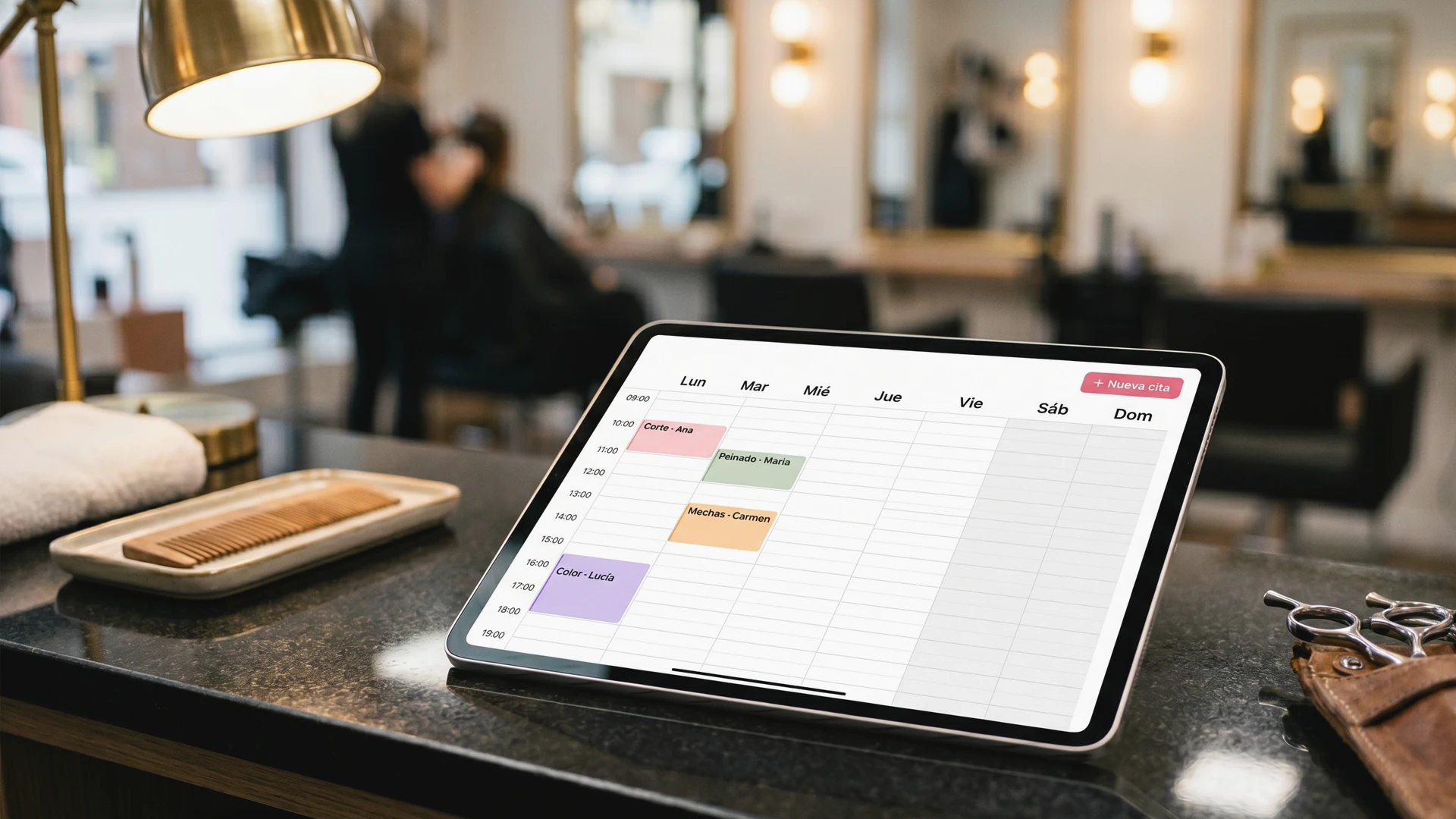 Tablet con una agenda de citas en el mostrador de una peluquería