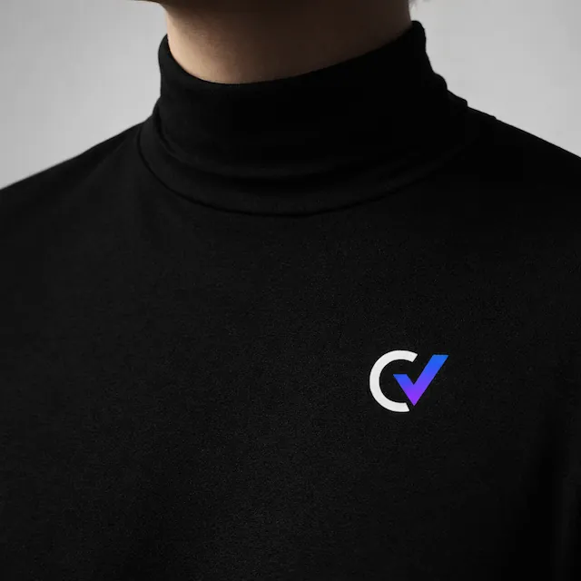 Logo Gravitas AI en camiseta corporativa